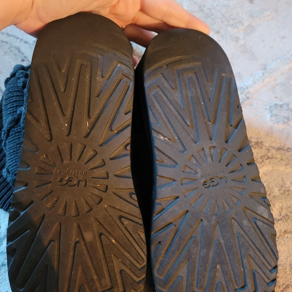 UGGS SIZE9 Black Knit. - Picture 4 of 4